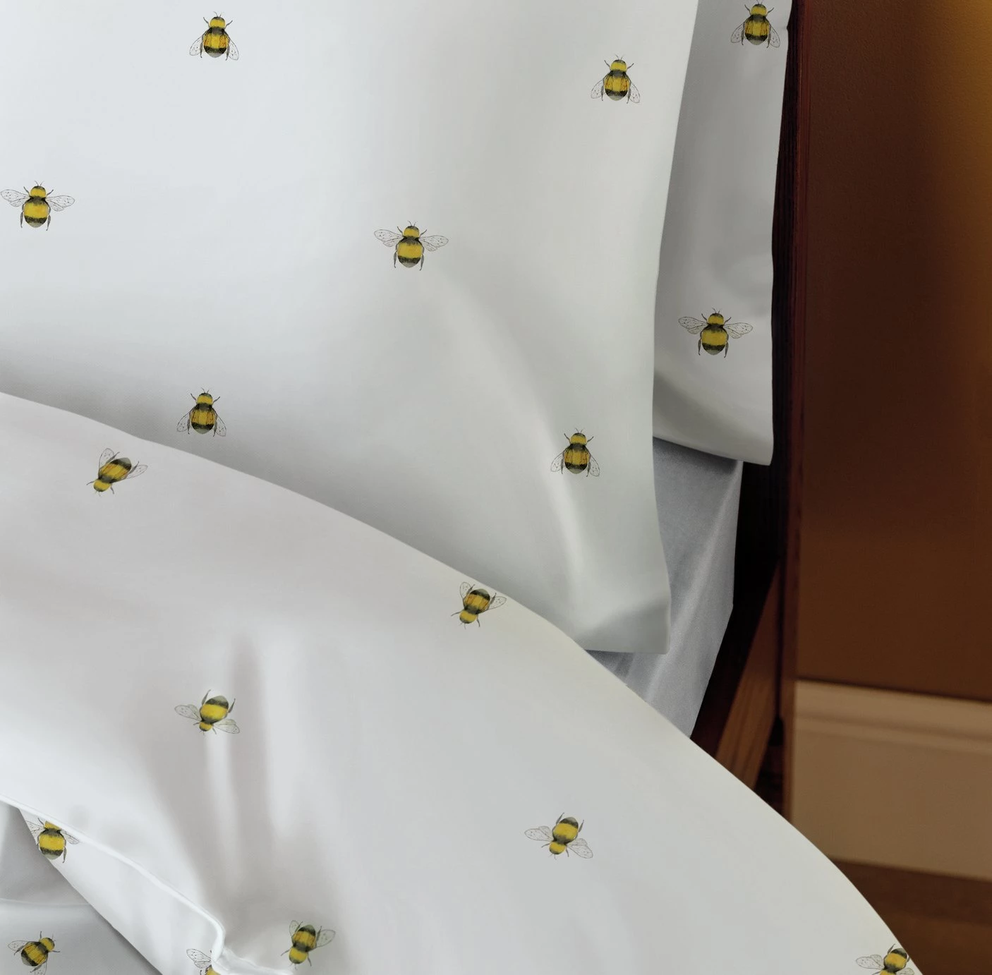 Habitat Hideaway Bee Print White Bedding Set Double Multicoloured Duvet Covers And Sets 7 Habitat Hideaway Bee Print White Bedding Set Double Multicoloured Duvet Covers And Sets - Image 5
